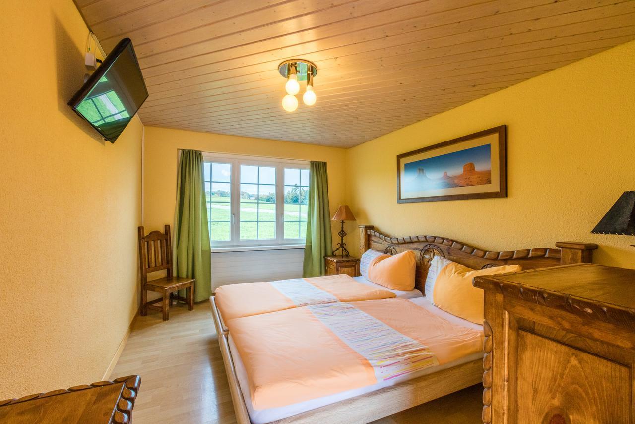 Motel Steighof Brutten Buitenkant foto